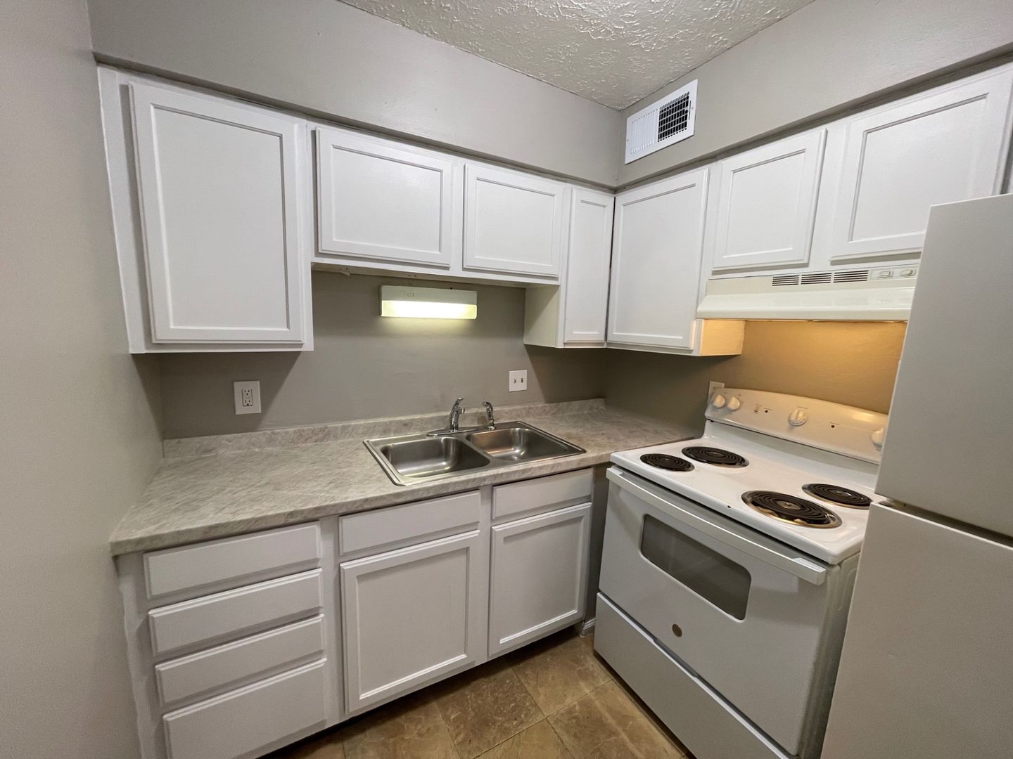 Lexington Apartment: 1598 Martha Ct