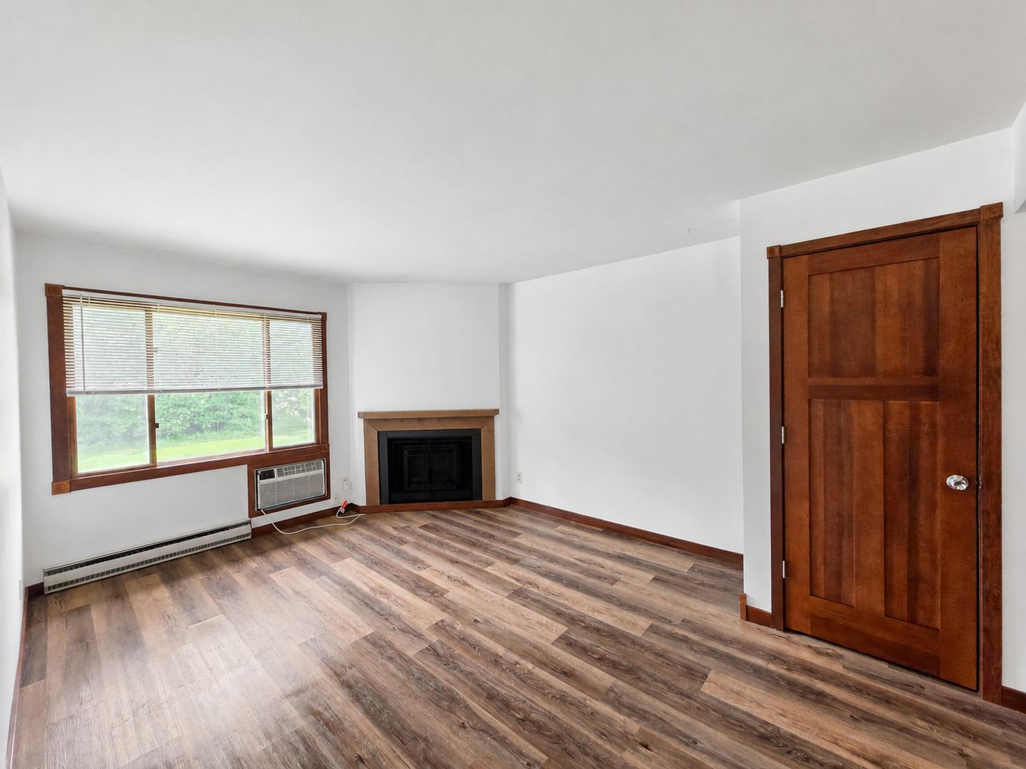 Kronenwetter Apartment: 1967 Thomas St