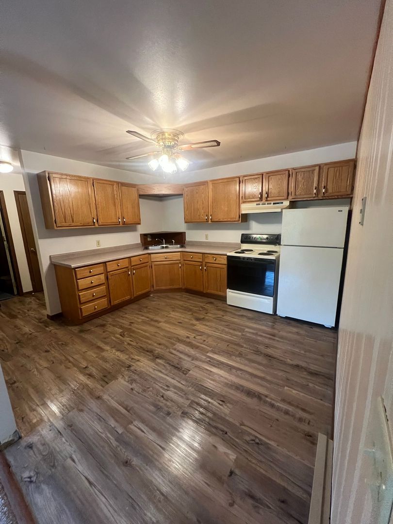 Schofield Apartment: 2802 Jelinek Ave