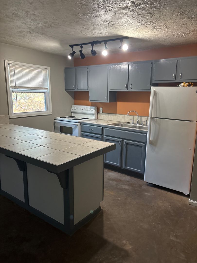Lexington Apartment: 312 W 6th St