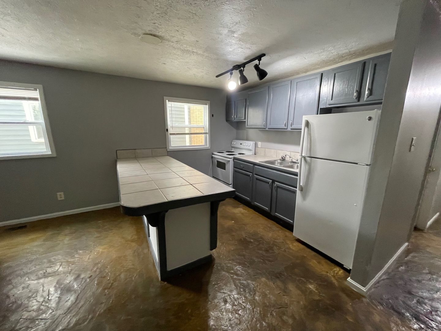 Lexington Apartment: 308 W 6th St