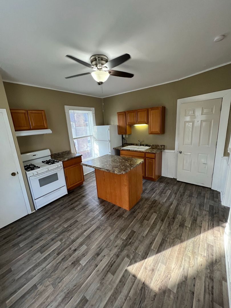 Stevens Point Apartment: 1402 East Ave