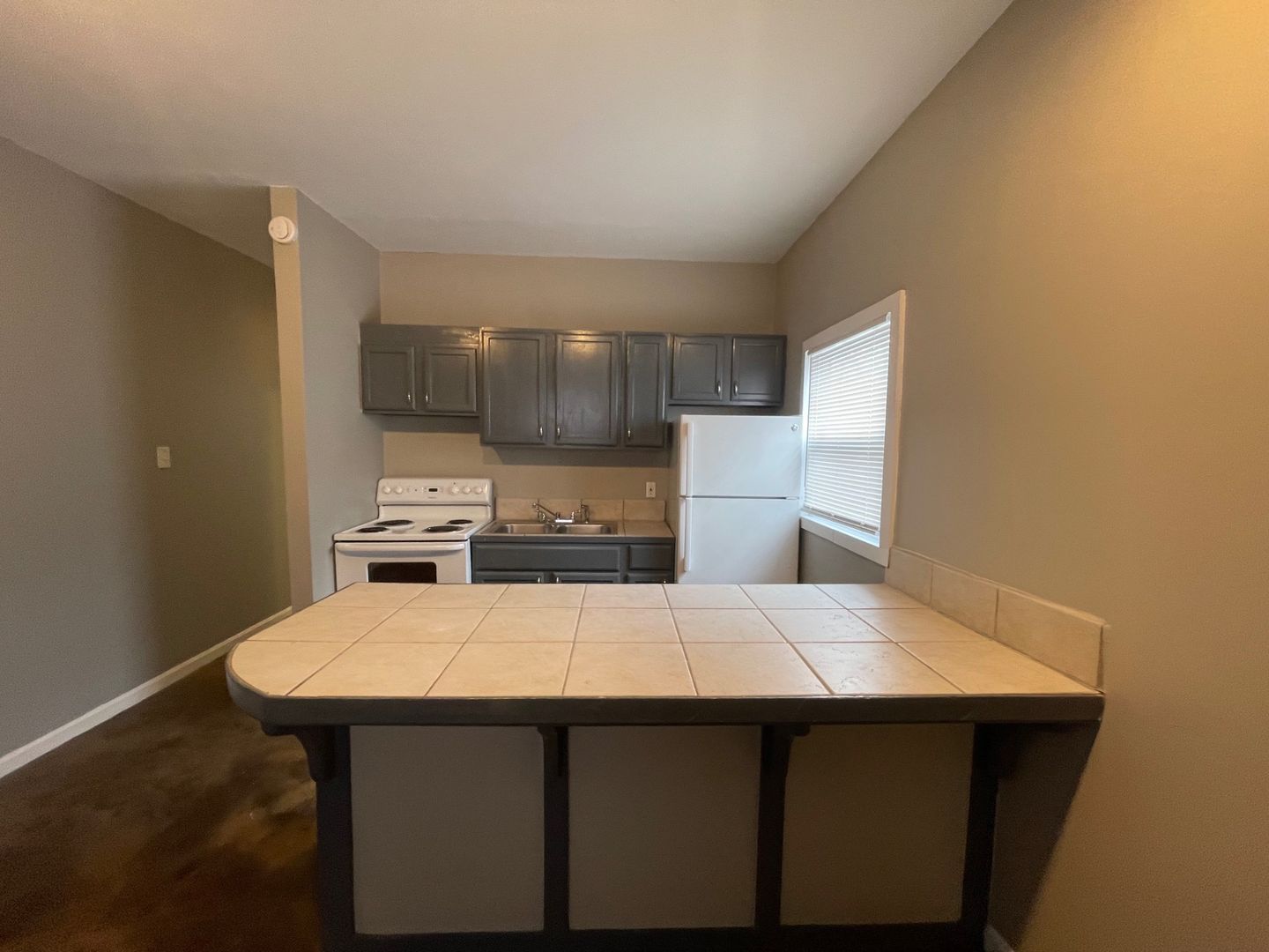 Lexington Apartment: 308 W 6th St
