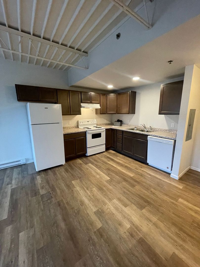Antigo Apartment: 915 S Superior St.