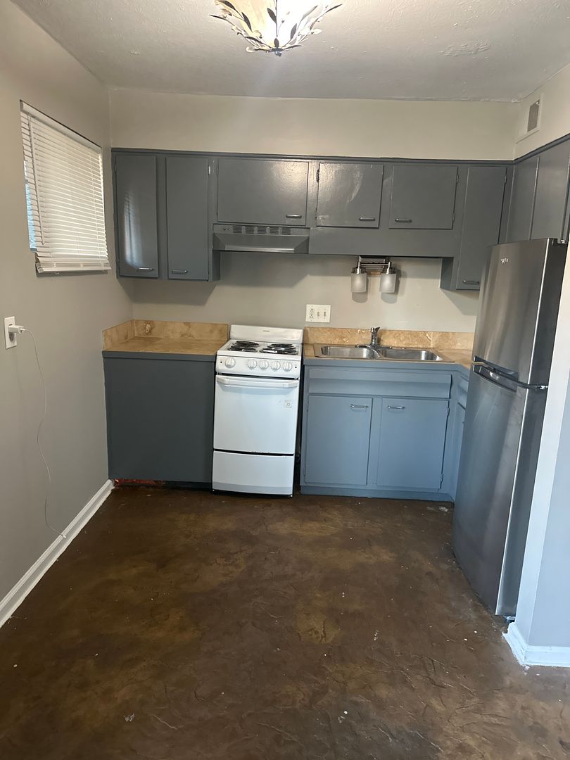 Lexington Apartment: 568 North Broadway