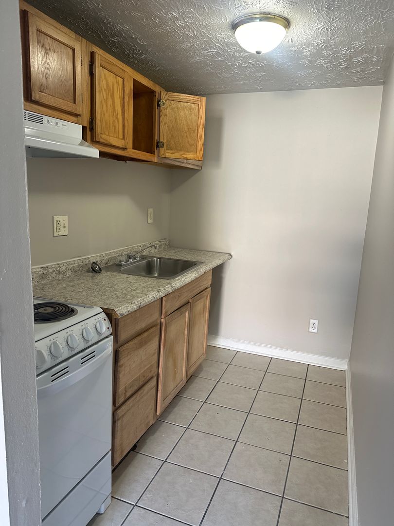 Lexington Apartment: 1590 Martha Ct