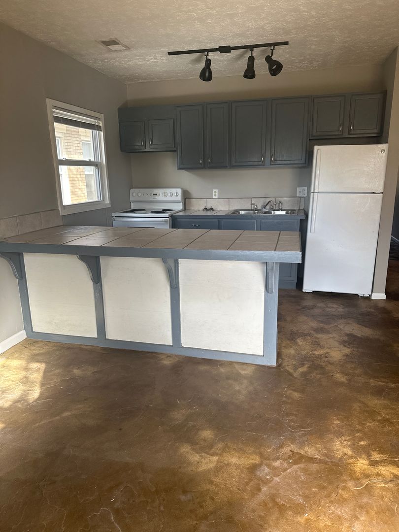 Lexington Apartment: 308 W 6th St