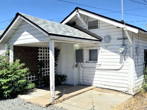 Charmingly Renovated Studio + Den, One Bathroom House! WSG, W/D and Landscaping Included! – photo 1