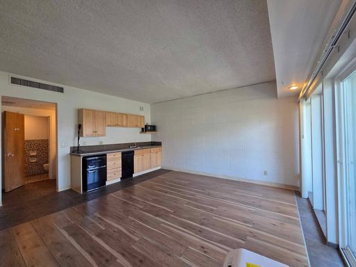 ** Studio in the Heart of Wenatchee ** + 1 Assigned Parking Spot in Parking Garage!