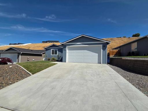 Gorgeous, 3 Bed, 2 Bath HOUSE in Coveted East Wenatchee! – photo 1