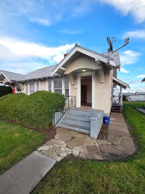 Quaint 1-Bedroom Duplex in the Heart of Wenatchee! WSG Included! – photo 1