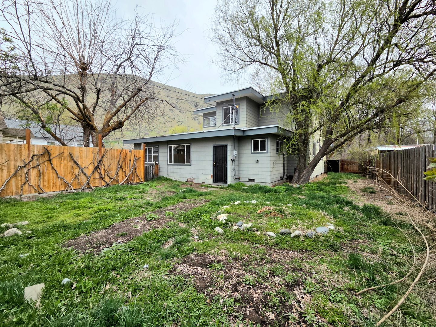 Cashmere House: 207 Riverfront Dr.