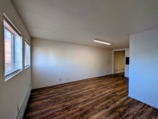 ** Spacious Studio + Den in CASHMERE **