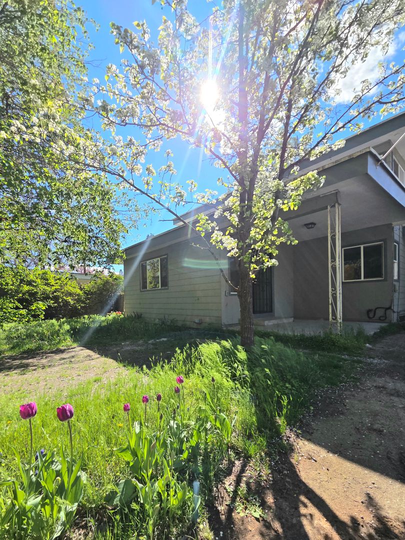 Cashmere House: 207 Riverfront Dr.