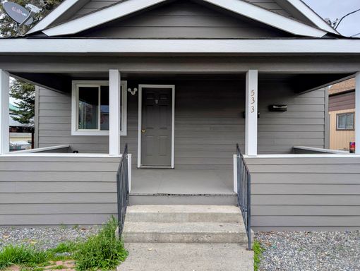 ** 2-Bed, 1-Bath Apartment w/ Washer & Dryer! – photo 1
