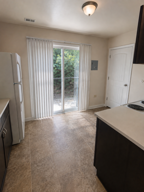 Huge layouts, large yard, new laundry! Oak Grove – photo 1