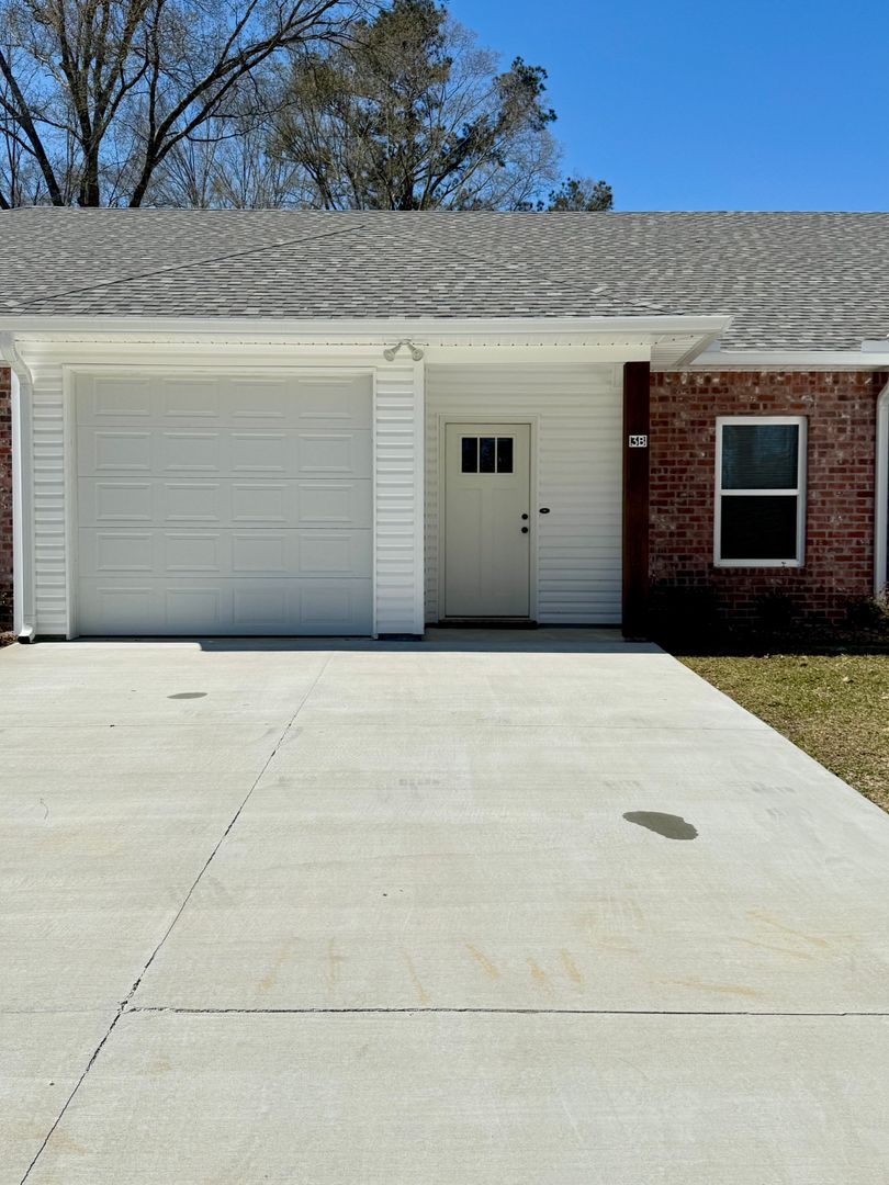 Denham Springs House: 8073 Arnold Rd.