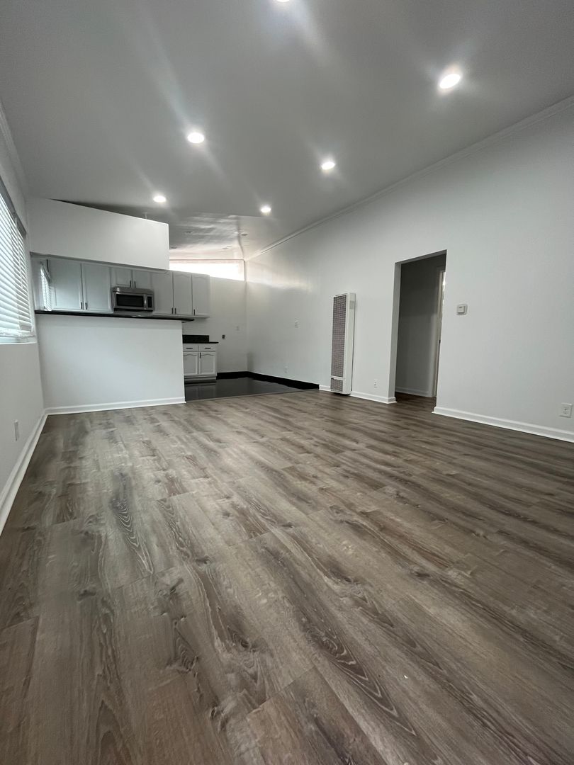 Venice Apartment: 539-541 Sunset Avenue