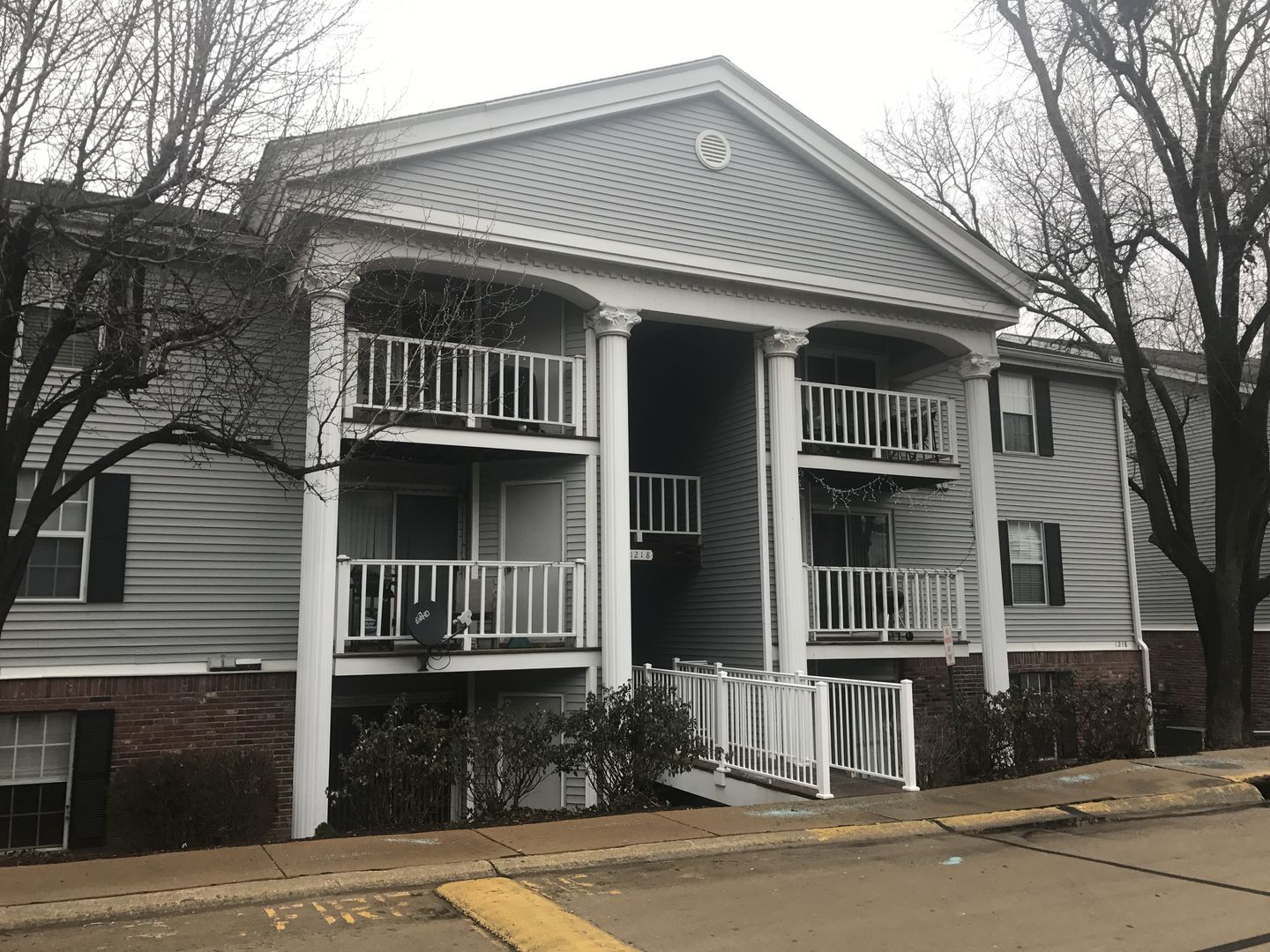 Chesterfield House: 1218 Creve Coeur Crossing Apt J