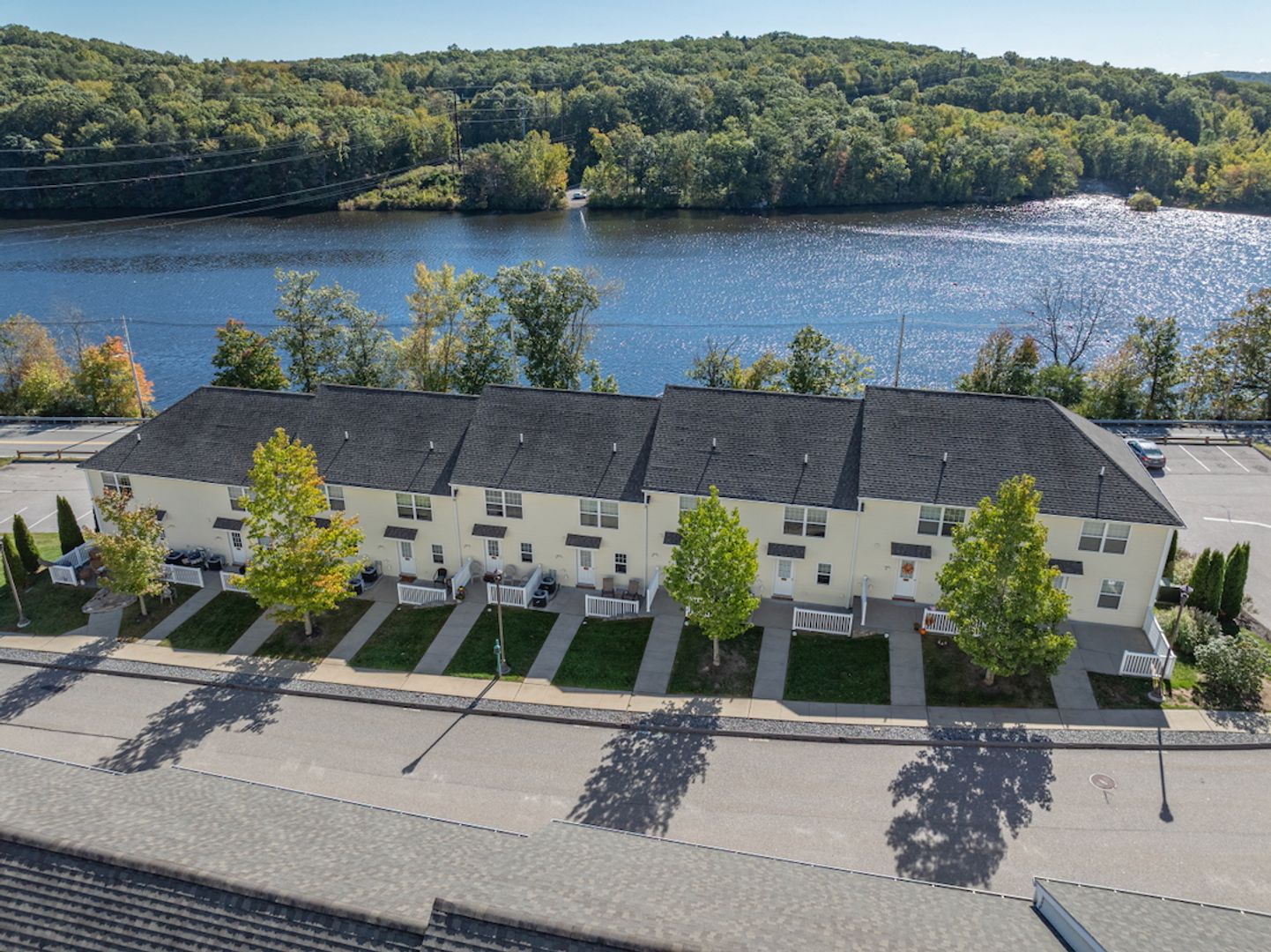 Norwich Apartment: 101-1110 River View Lane