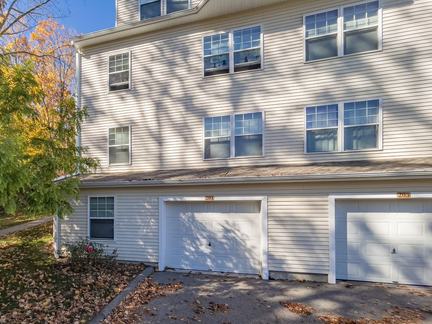 Norwich Apartment: 101-1110 River View Lane