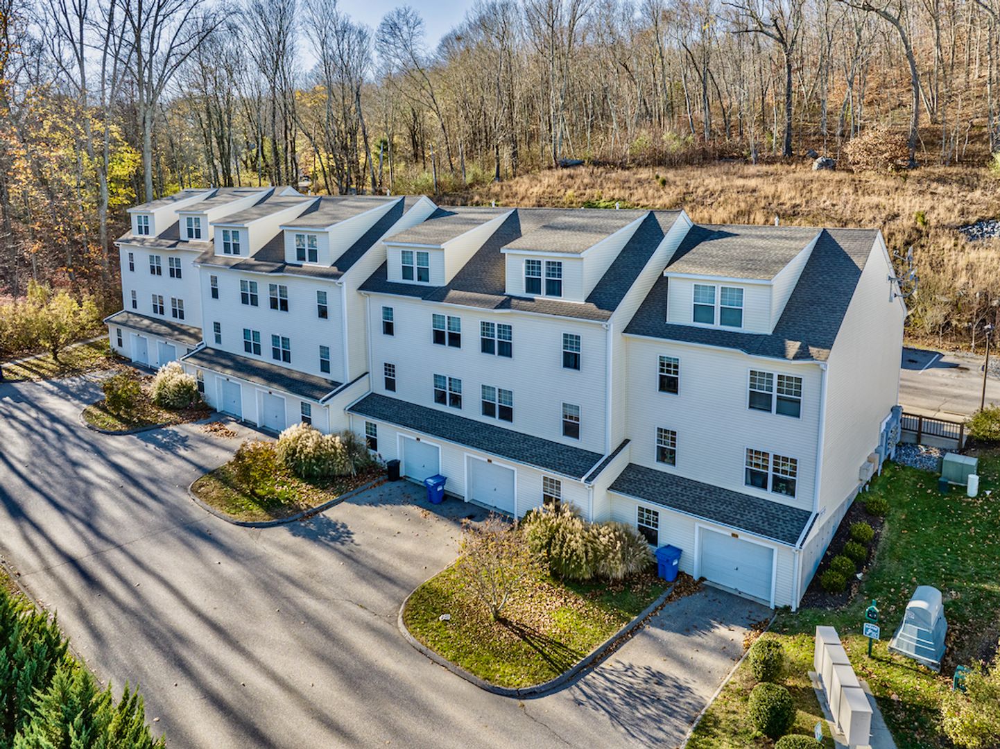 Norwich Apartment: 101-1110 River View Lane