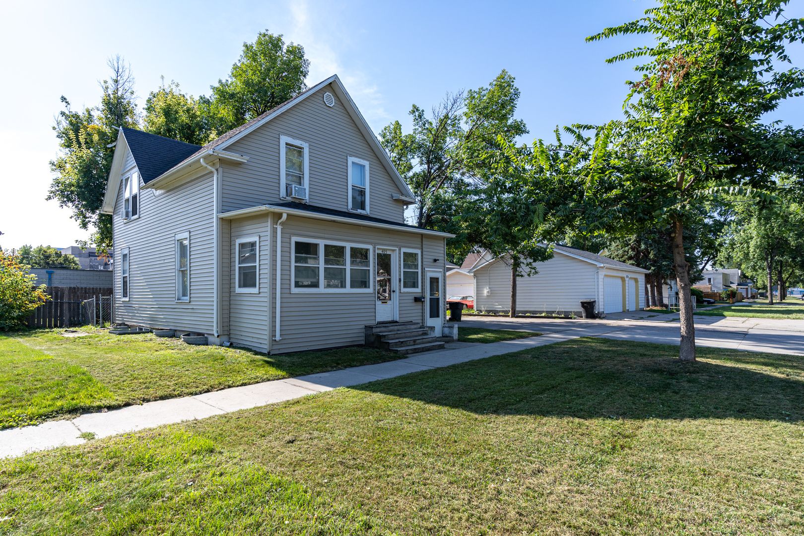 Grand Forks Apartment: 405 4th Avenue North