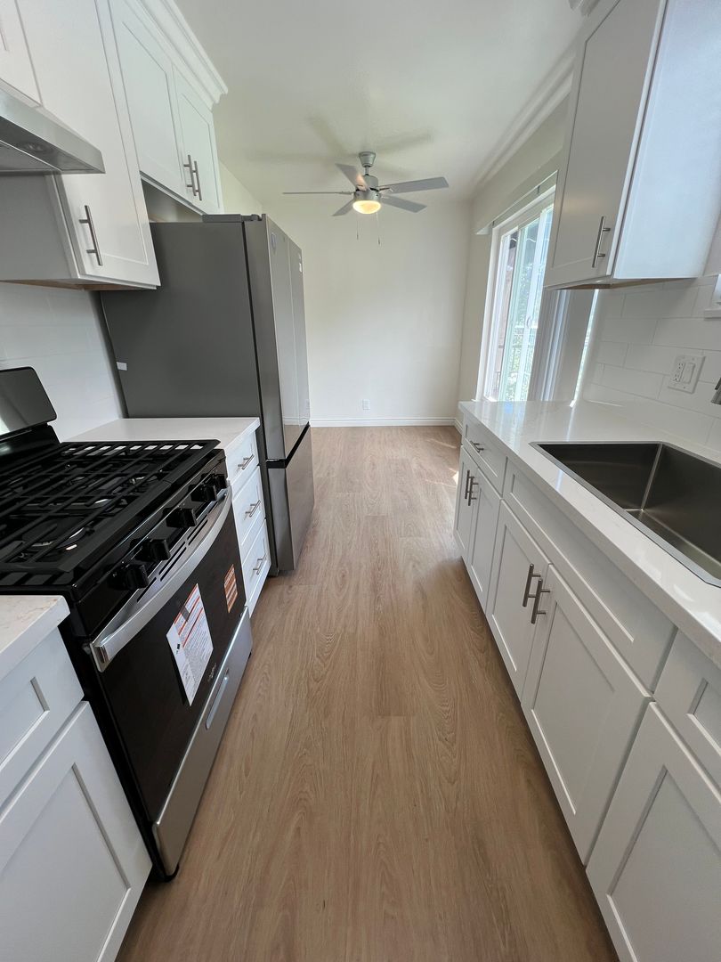 LOS ANGELES Apartment: 444 S. Manhattan Place