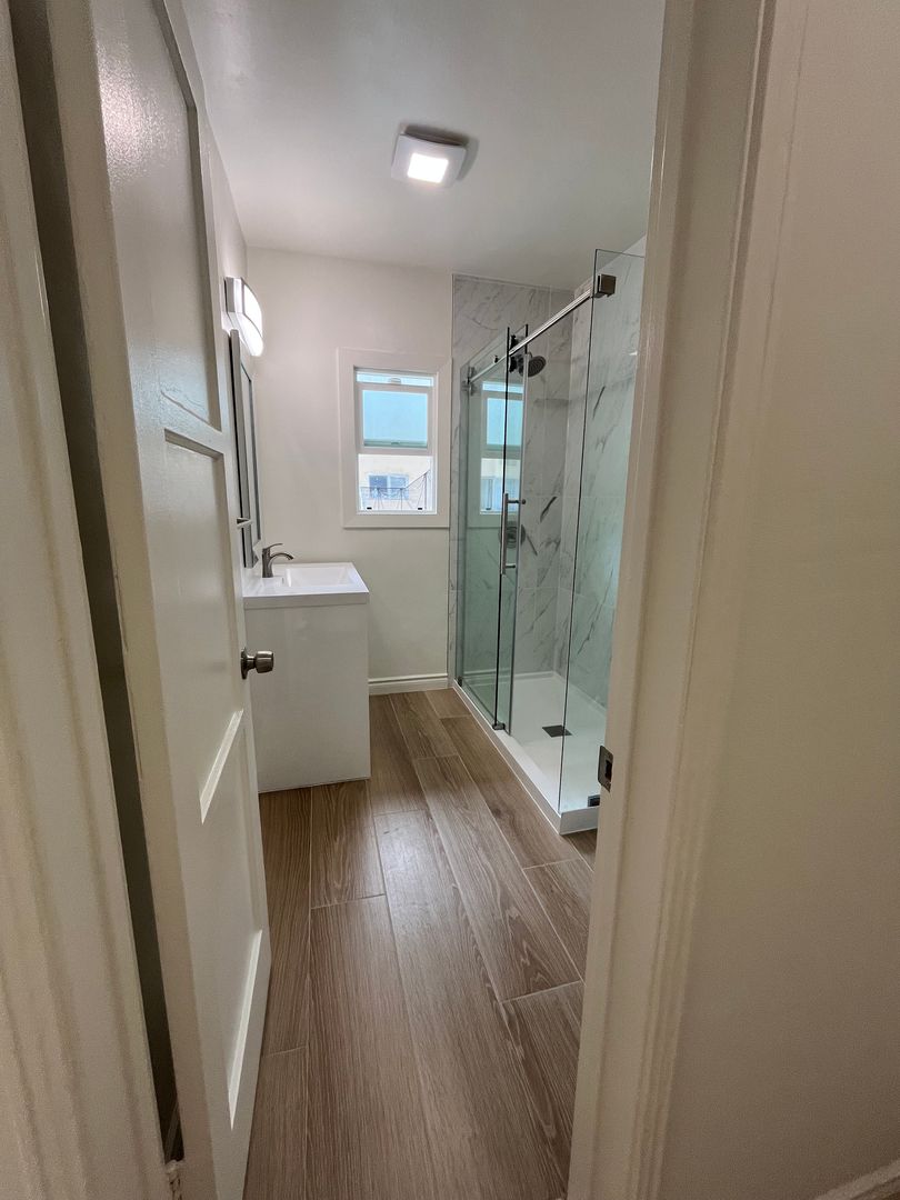 Los Angeles Apartment: 2771 San Marino St