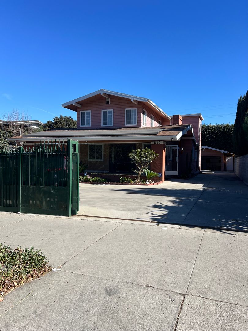 Los Angeles Apartment: 1248 S. Manhattan Place