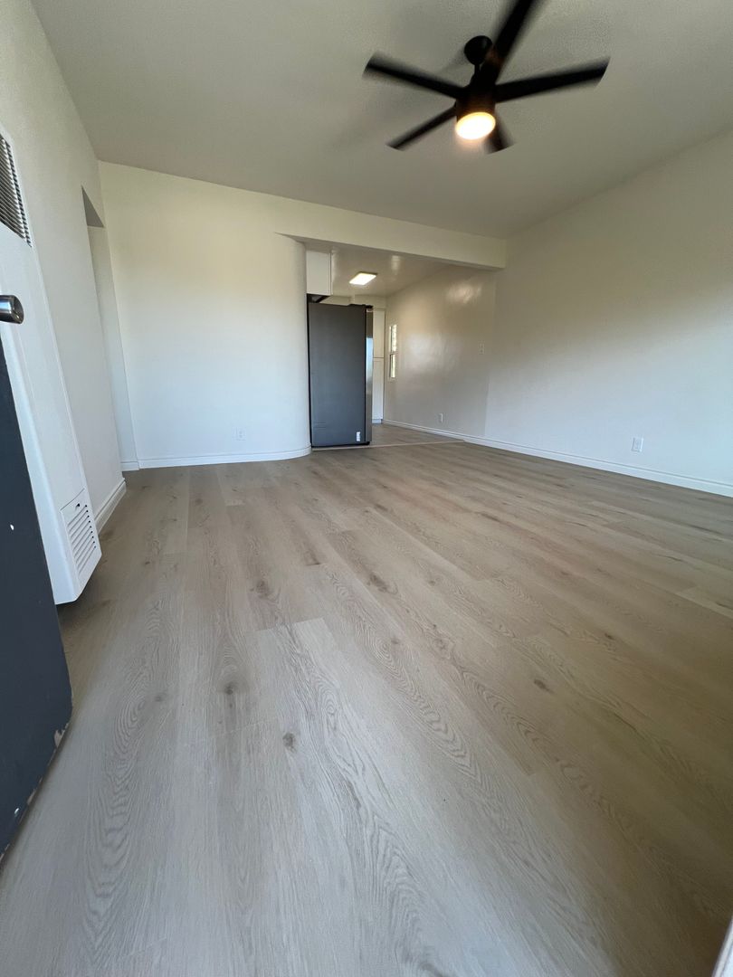 La Crescenta Apartment: 3920 La Crescenta Ave.