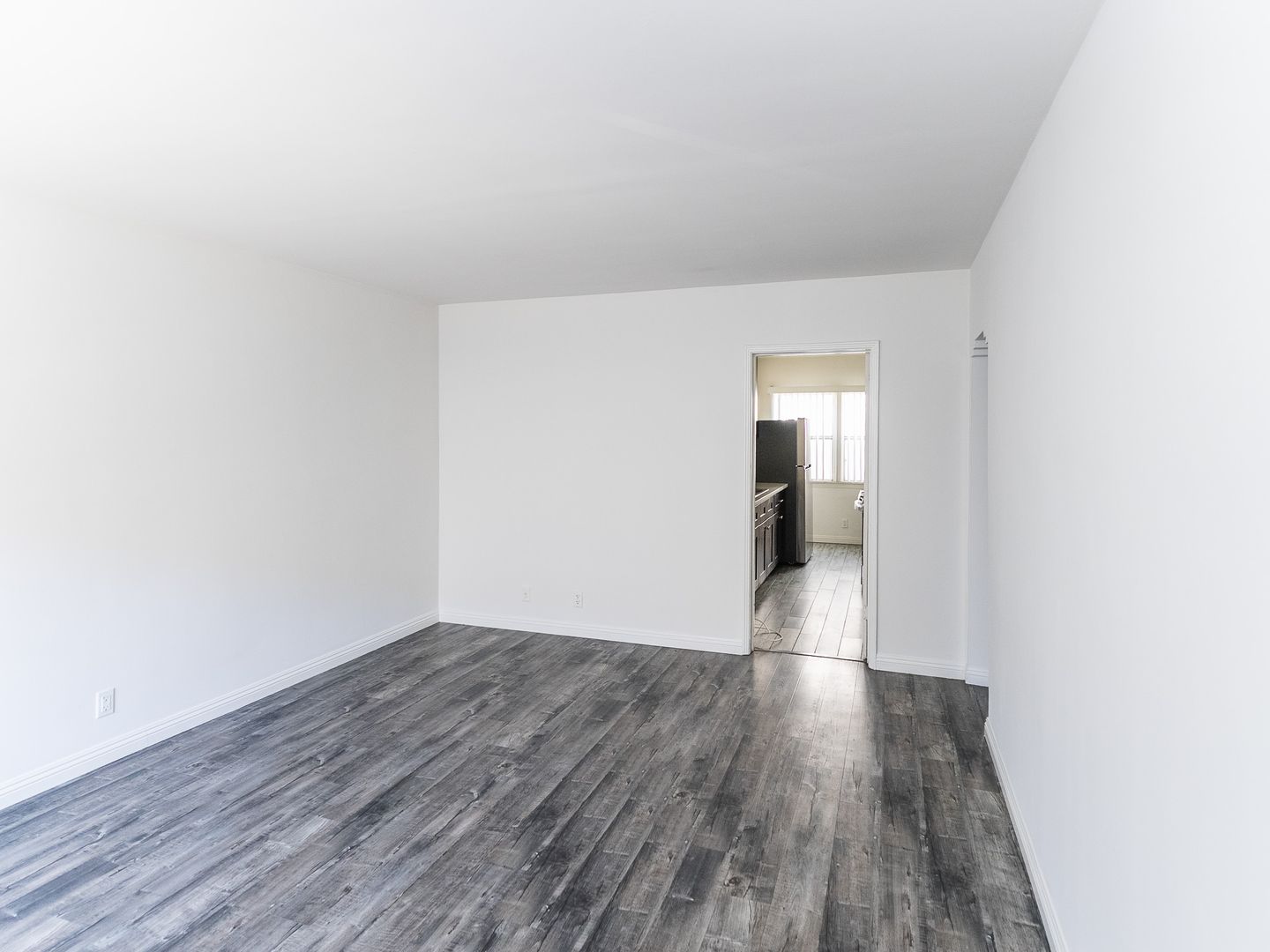 Los Angeles Apartment: 2771 San Marino St