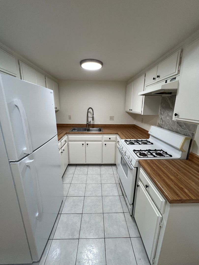 Glendale Apartment: 1001 Orange Grove Ave