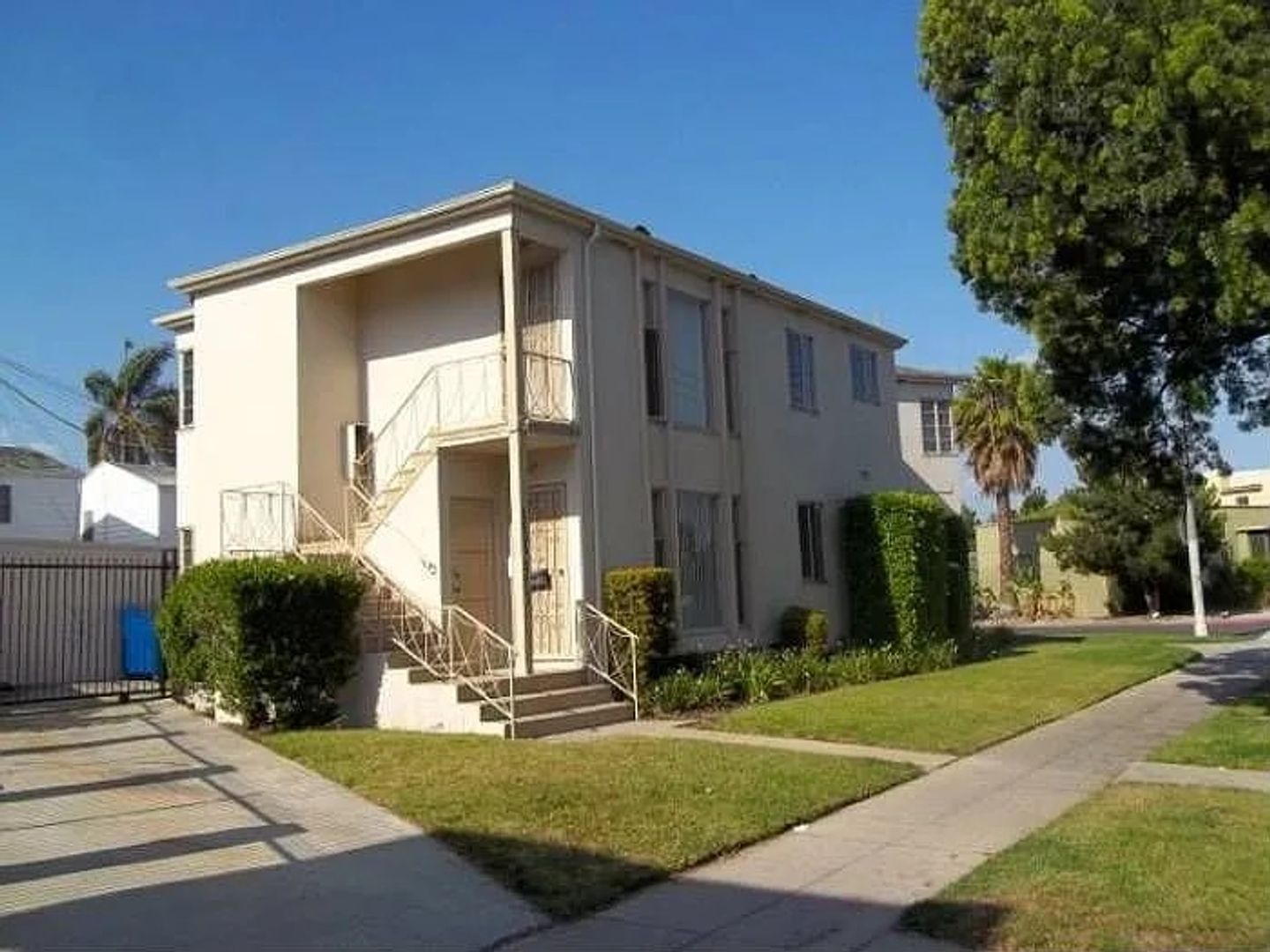 Los Angeles Apartment: 1655 Carmona Avenue