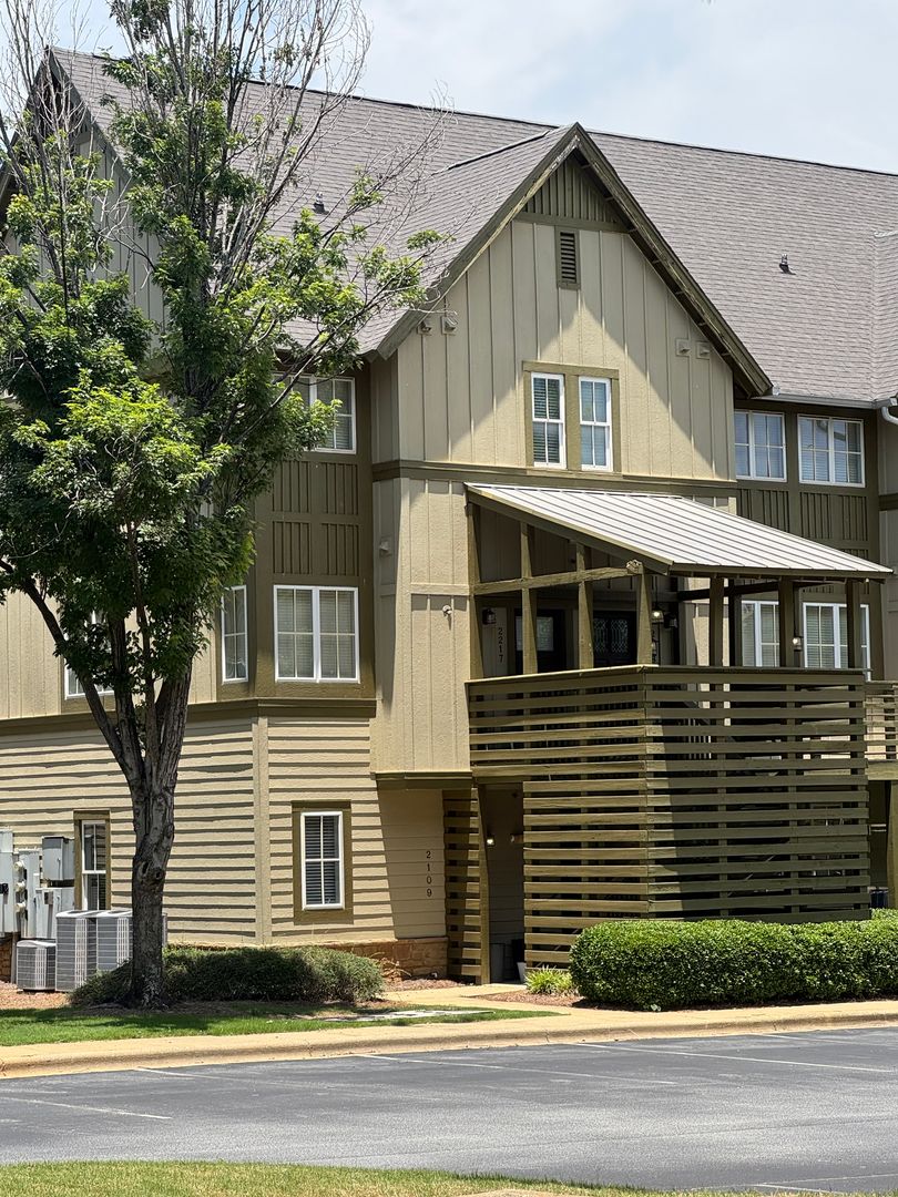 Auburn Townhome: 650 Dekalb St