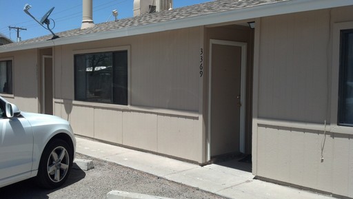 2BR/1Ba Townhouse/Triplex with Central AC! Water Included! – photo 1