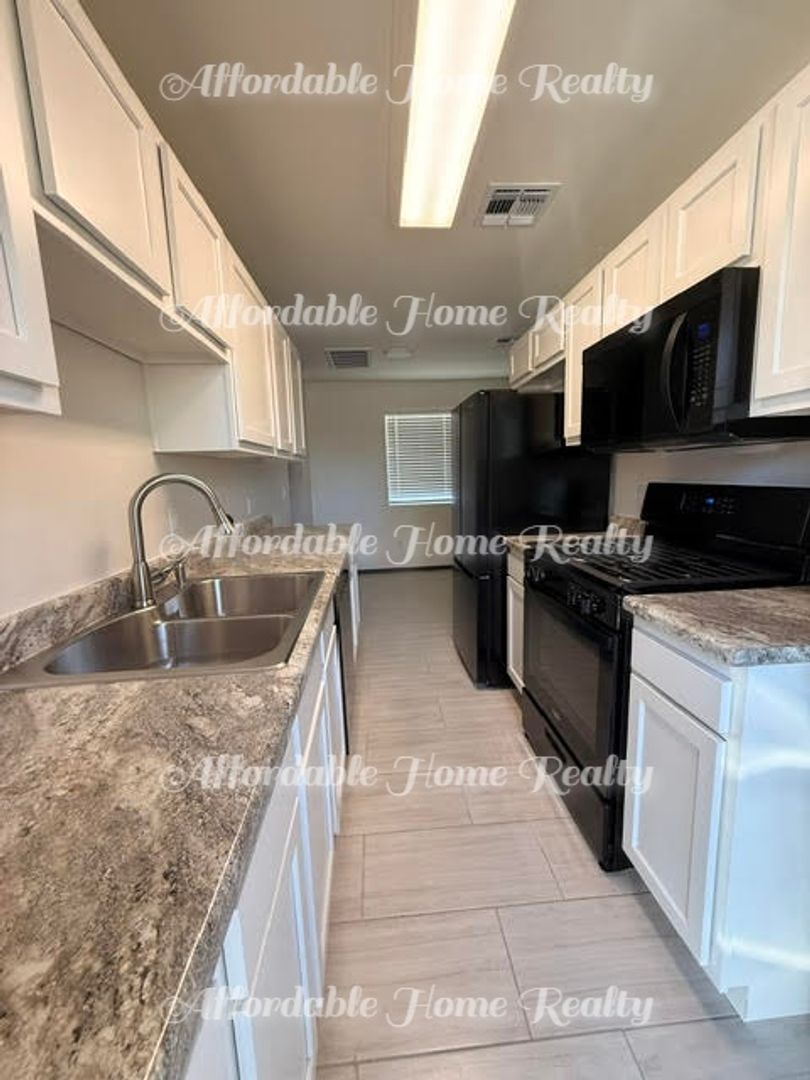 3220 E Monte Vista Dr 