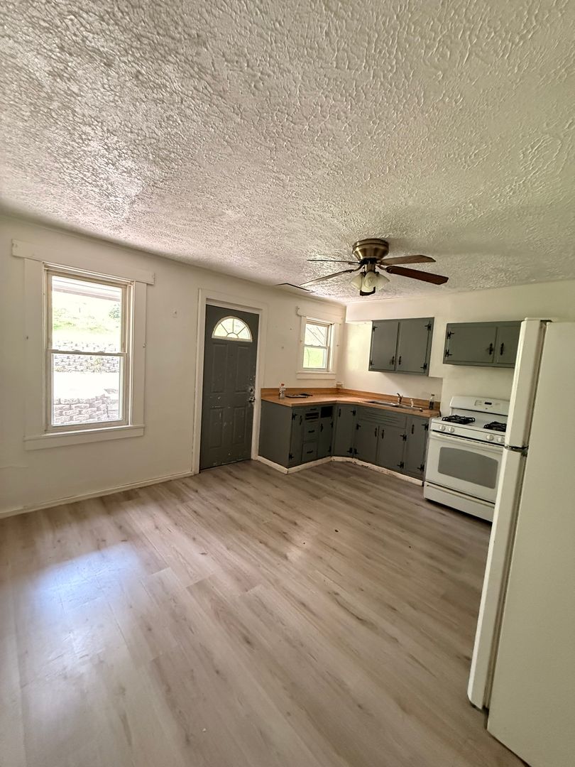 Pittsburgh House: 833 Guys Run Rd