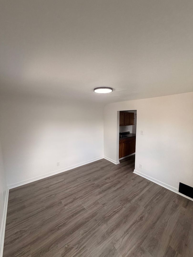 Arnold Apartment: 328 Murray Avenue