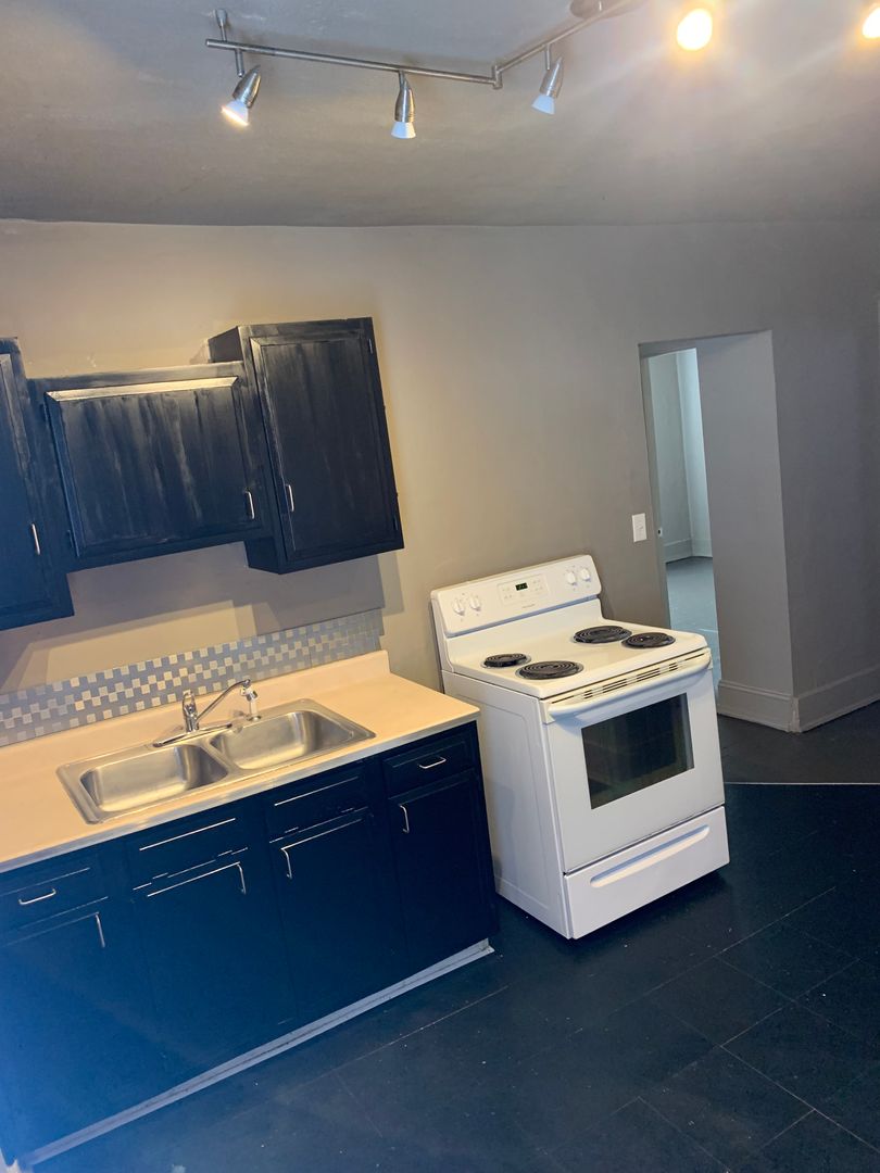 Vandergrift Apartment: 529 Walnut Street