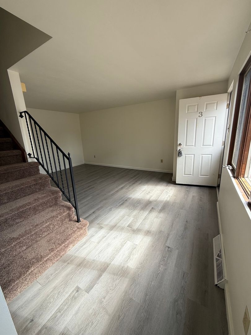 Tarentum Apartment: 464 East 7th Avenue