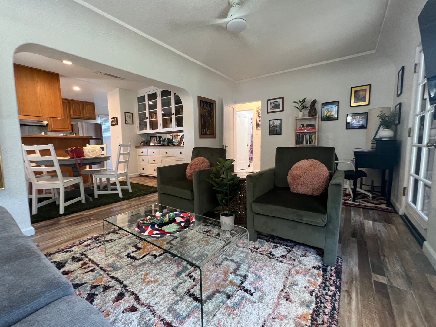 Los Angeles Apartment: 4921 La Roda Avenue