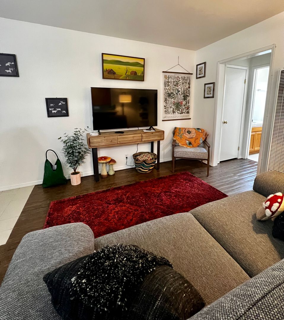 Los Angeles Apartment: 4810 Lincoln Avenue