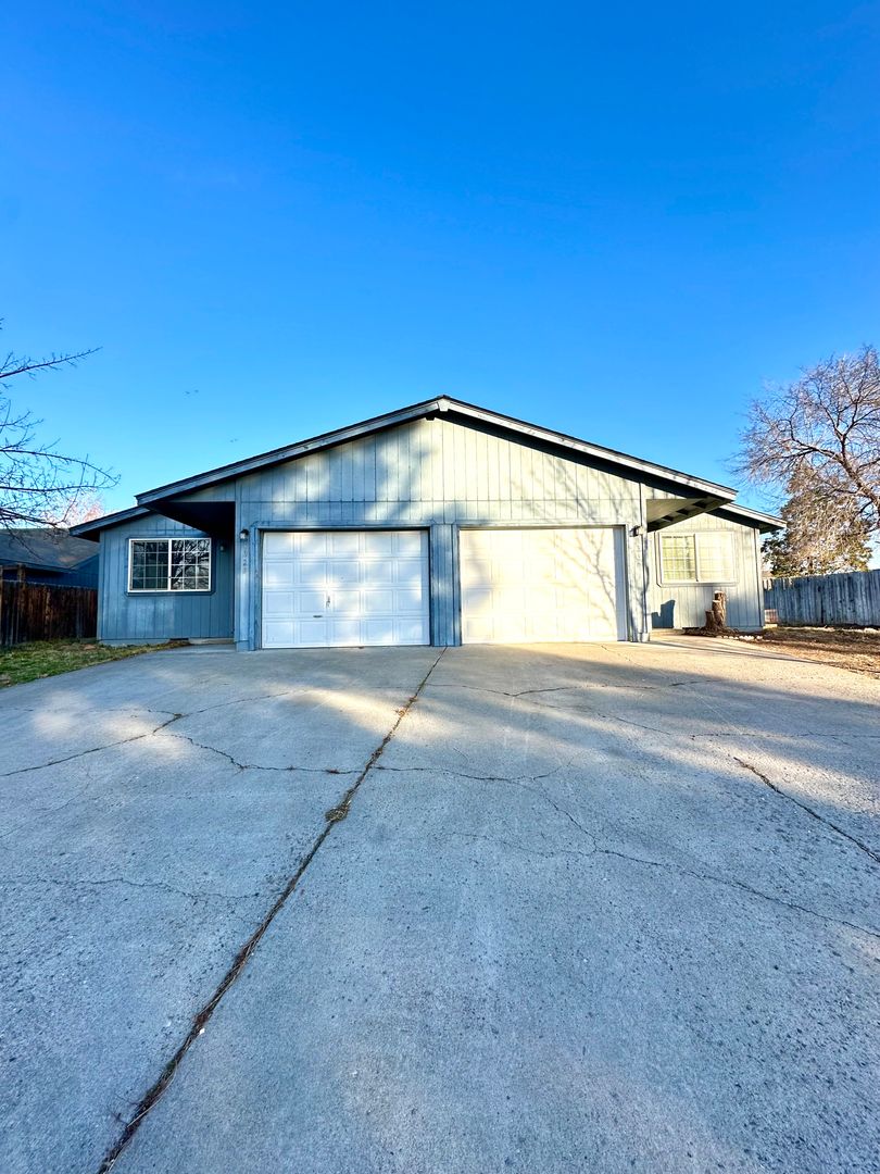 Redmond Apartment: 1328/1330 SW 17th St