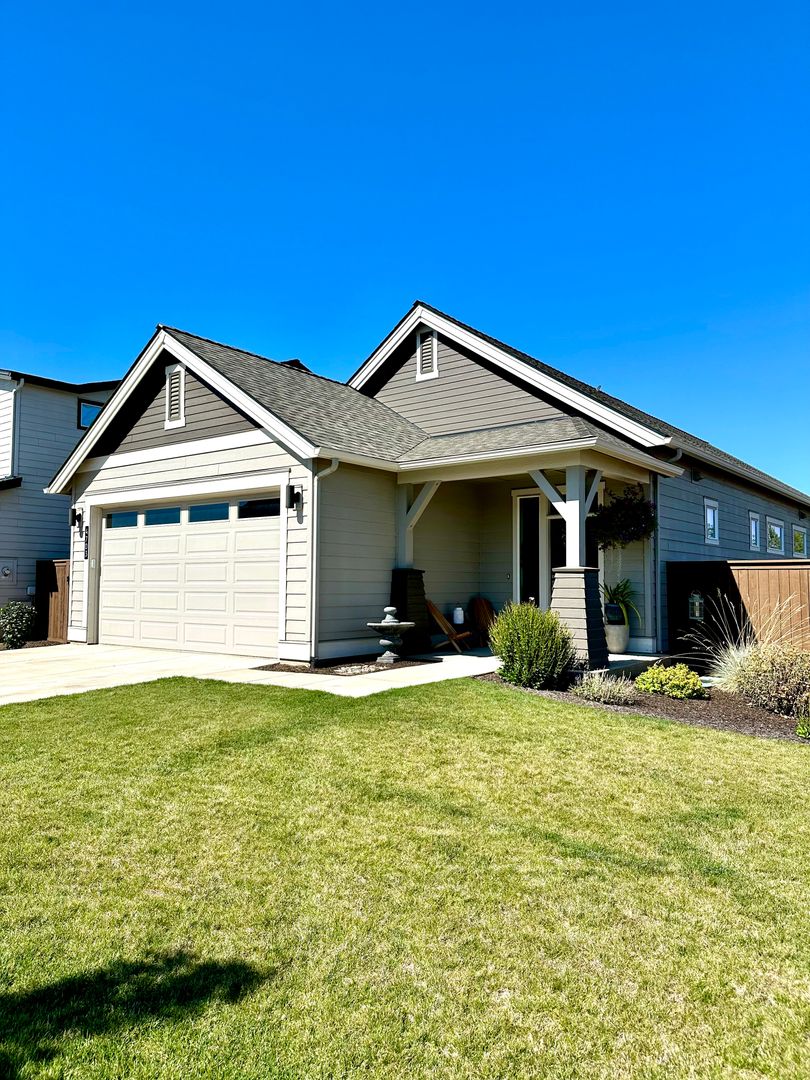 Redmond House: 4703 SW Badger Creek Drive