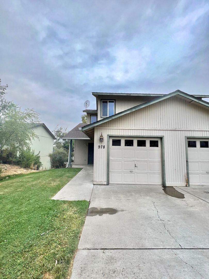 Bend Apartment: 978-980 Hidden Valley