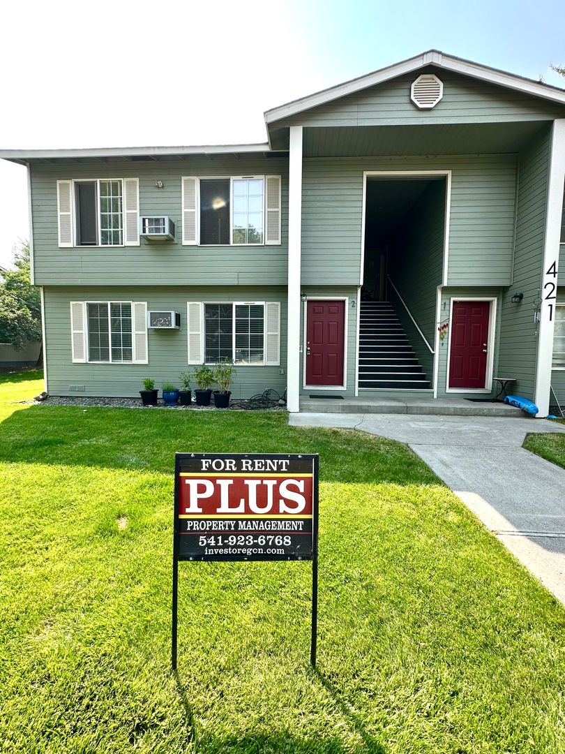 Redmond Apartment: 421 NW 17th St.