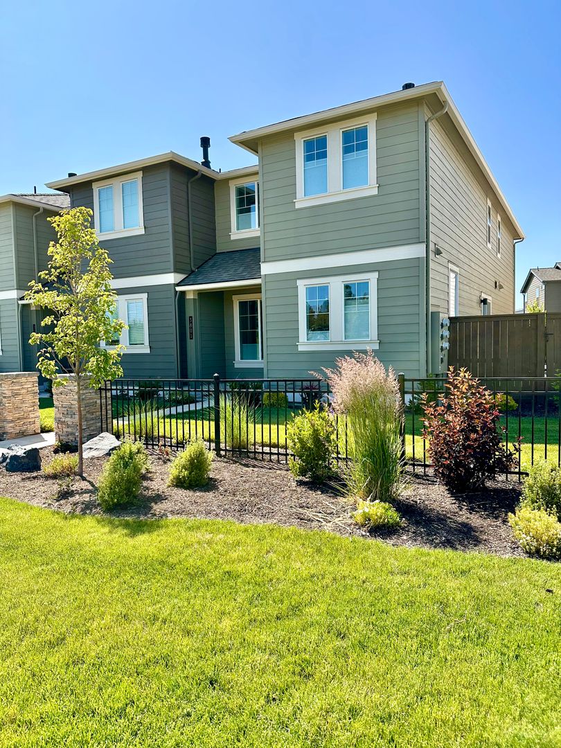 Bend House: 3801 NE Eagle