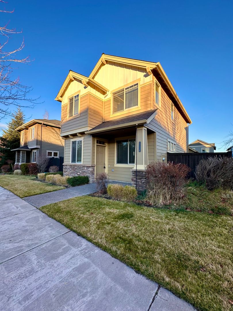 Bend House: 63114 Dakota Dr