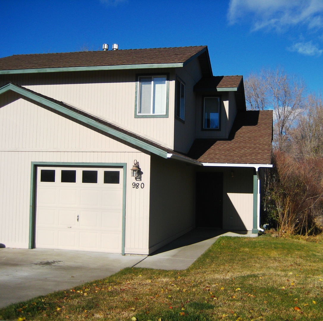 Bend Apartment: 978-980 Hidden Valley